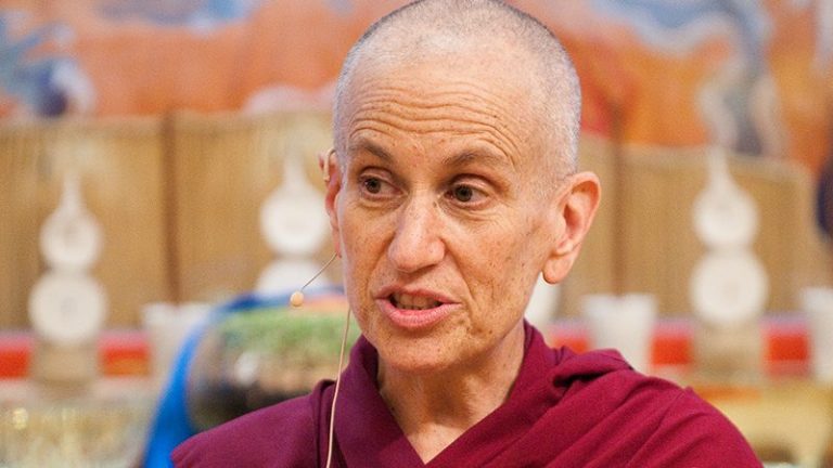 Venerabile Thubten Chodron, autrice dell'articolo "CHE COSA SIGNIFICA VEDERE IL GURU COME UN BUDDHA"